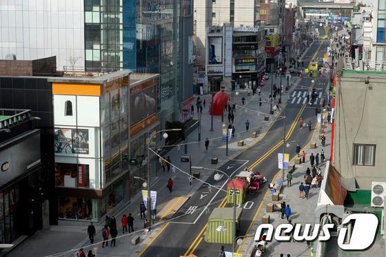 본문 이미지 - 주말에는 보행자 전용거리로 운영되는 서울 신촌 연세로에서 19일 오후 시민들이 자유롭게 걸어다니고 있다. © News1 민경석 기자