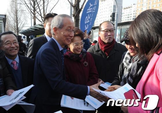 본문 이미지 - 윤여준 새정치추진위원회 의장이 지난 19일 광주 유스퀘어 광장에서 열린‘안철수 새정치 주간-국민과 함께하는 새정치 이야기’에 참석해 시민들과 인사를 나누고 있다. 2014.1.19/뉴스1 © News1 김태성 기자