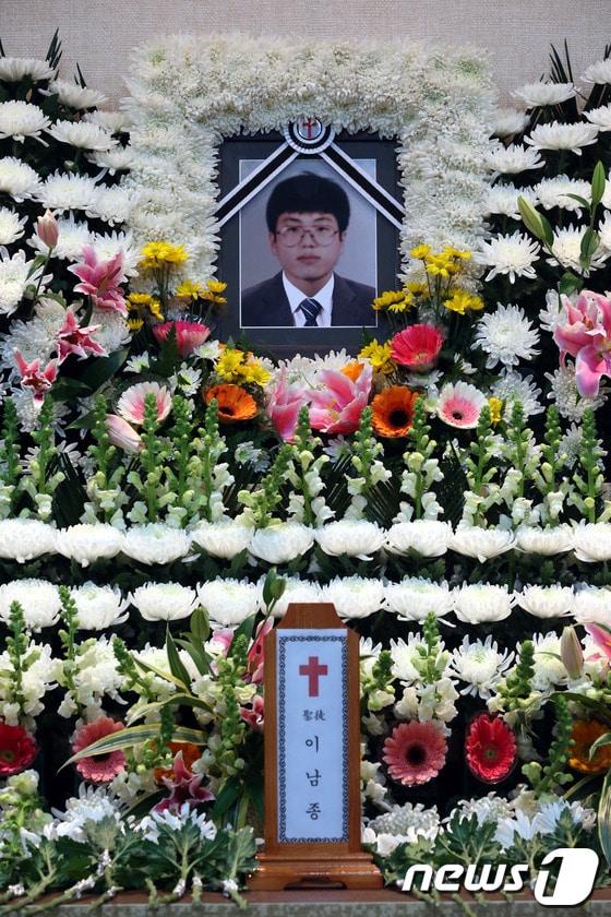 본문 이미지 - 지난해 31일 박근혜 대통령의 퇴진과 국정권 대선개입 특검을 요구하며 서울역 앞 고가에서 분신해 숨진 고 이남종(40)씨의 빈소가 2일 새벽 서울 영등포구 영등포동 한강성심병원 장례식장에 마련돼 있다. 2014.1.2/뉴스1 © News1 이광호 기자