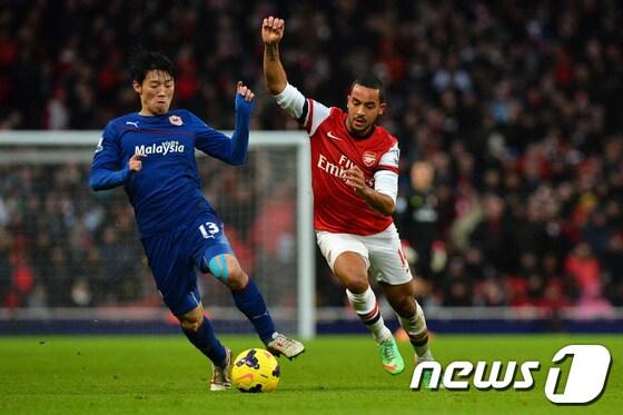 본문 이미지 - 아스널의 공격수 시오 월콧(오른쪽). © AFP=News1 