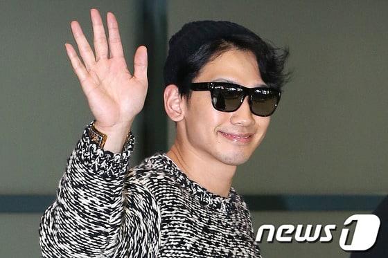 본문 이미지 - 정규 6집 '레인 이펙트'로 컴백을 앞둔 가수 비가 싱가포르 공연을 마치고 2일 오전 인천국제공항을 통해 입국하고 있다. 2014.1.2 스타뉴스/뉴스1 © News1   