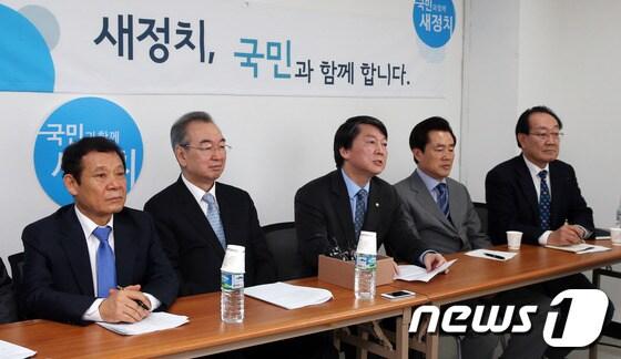 본문 이미지 - 안철수 무소속 의원이 2일 오전 서울 여의도 새정치추진위원회에서 열린 새해 첫 회의에서 모두발언을 하고 있다.왼쪽부터 윤장현, 박호군 공동위원장, 안 의원, 김효석, 이계안 전 의원 겸 공동위원장. 2014.1.2/뉴스1 © News1   허경 기자