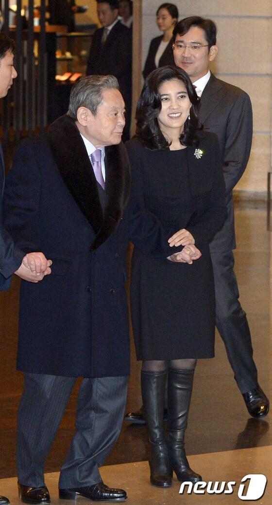 본문 이미지 - 이건희 삼성전자 회장이 25일 서울 삼성서울병원에서 타계했다. 향년 78세. 이건희 2014년 5월 심근경색으로 쓰러지기 전인 2013년 2월 서울 중구 신라호텔에서 열린 삼성그룹 신년하례식을 마친 뒤 이부진 신라호텔 사장(오른쪽)의 손을 잡고 행사장을 나서고 있다. 뒤쪽으로 이재용 삼성전자 부회장의 모습이 보인다. 2013.1.2/뉴스1