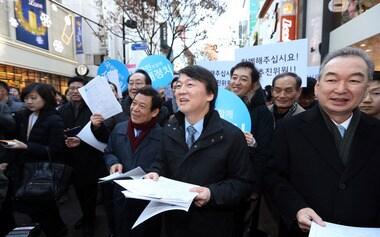 본문 이미지 - 안철수 무소속 의원과 새정치추진위원회 공동위원장들이 2일 오후 서울 명동에서 &#39;펼쳐라! 새정치, 응답하라! 국민추진위&#39;라는 주제로 거리 설명회를 갖고 시민들에게 국민추진위원 가입신청서를 나눠주고 있다. 2014.1.2/뉴스1 © News1 허경 기자