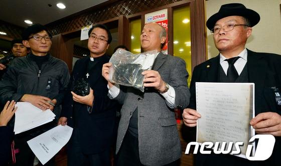 본문 이미지 - 서울역 앞 고가도로 위에서 분신 사망한 이남종의 빈소가 있는 서울 여의도 한강성심병원 장례식장에서 2일 시민장례위원회가 유서와 유품을 공개했다.2014.1.2/뉴스1 © News1 최영호 기자