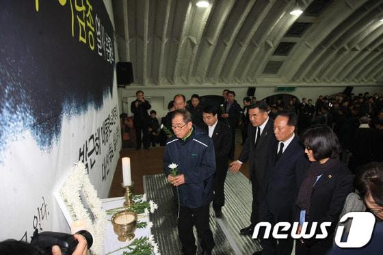 본문 이미지 - 고(故) 이남종씨의 분향소가 2일 오후6시 광주YMCA 무진관에 설치된 가운데 민주당, 통합진보당 등 제정당과 시민사회단체 등이 합동참배에 나섰다. 2014.1.2 /뉴스1 © News1 김태성 기자