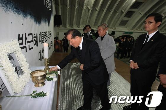 본문 이미지 - 고(故) 이남종씨의 분향소가 2일 오후6시 광주YMCA 무진관에 설치된 가운데 민주당, 통합진보당 등 제정당과 시민사회단체 등이 합동참배에 나섰다. 2014.1.2 /뉴스1 © News1 김태성 기자