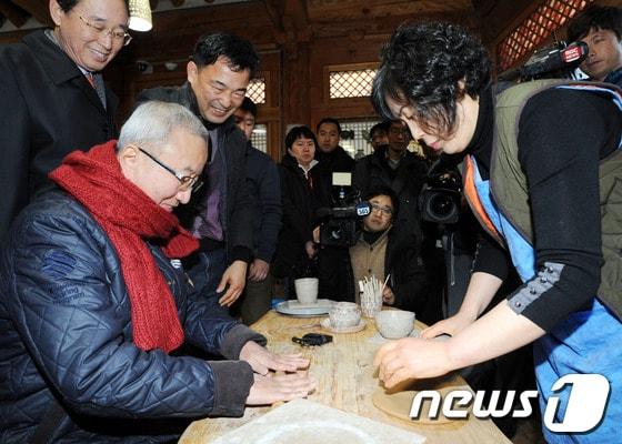 본문 이미지 - 현오석 부총리가 2일   전주 한옥마을 방문해 도예공예품 만들기체험을 하고 있다. &#40;기획재정부 제공&#41; 2014.01.02/뉴스1 © News1   