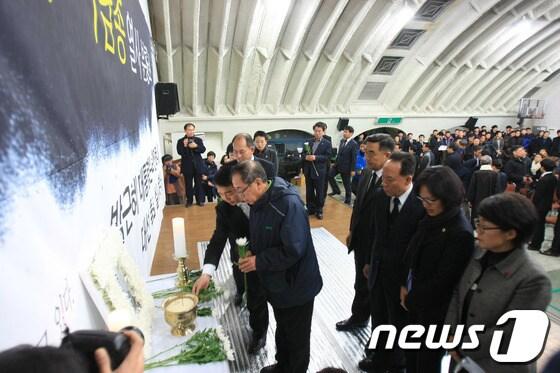 본문 이미지 - 고(故) 이남종씨의 분향소가 2일 오후6시 광주YMCA 무진관에 설치된 가운데 민주당, 통합진보당 등 제정당과 시민사회단체 등이 합동참배에 나섰다. 2014.1.2 /뉴스1 © News1 김태성 기자