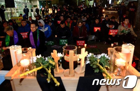 본문 이미지 - 고 이남종씨의 장례 일정이 확정된 가운데 2일 오후 7시30분쯤 서울 여의도 한강 성심병원 앞에서는 이씨를 추모하는 기도회가 열렸다. 2014.1.2/뉴스1 © News1   박정호 기자
