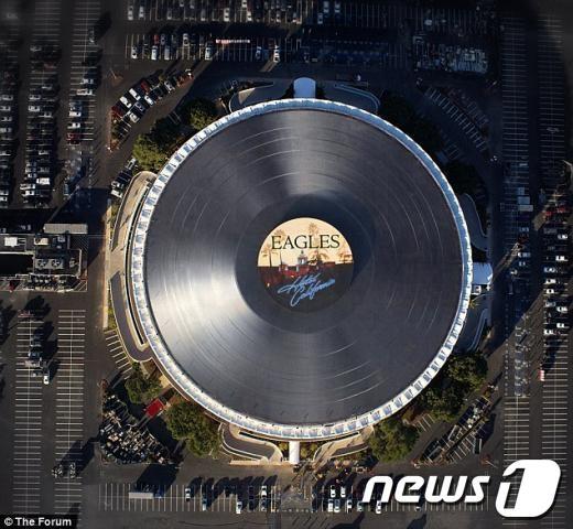 본문 이미지 - 124m 거대 레코드판&#40;온라인커뮤니티&#41;© News1  