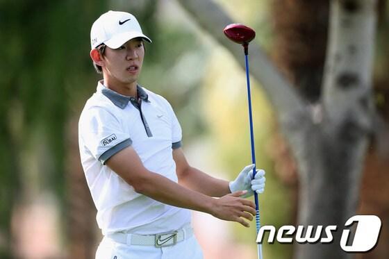 본문 이미지 - 노승열&#40;23·나이키골프&#41;이 20일&#40;한국시간&#41; 열린 미국프로골프&#40;PGA&#41;투어 휴매너챌린지 최종 4라운드에서 티샷을 날린 후 타구를 지켜보고 있다. © AFP=News1  