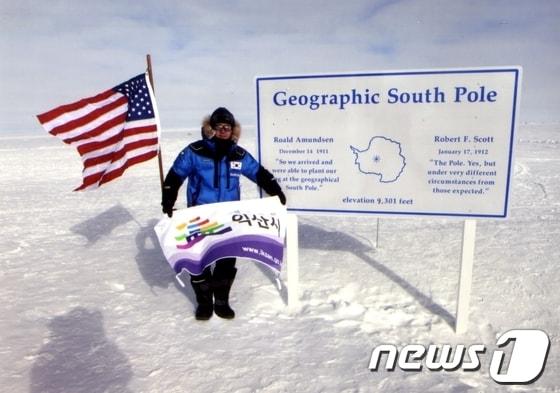 본문 이미지 - 국내 최초 남, 북극지점을 방문한 익산기네스 김완수씨. 