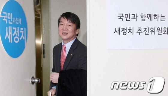 본문 이미지 - 신당 창당작업에 속도를 내고 있는 무소속 안철수 의원이 20일 오전 서울 여의도 새정치추진위원회 사무실에서 열린 비공개 회의에 참석하고 있다. 안 의원은 전날 한 언론과의 인터뷰에서 