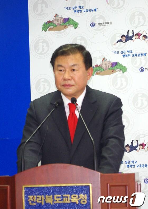 본문 이미지 - 이승우 전북교원단체총연합회 회장이 20일 전라북도교육청 브리핑룸에서 기자회견을 열고 학교폭력 문제와 관련해 발언을 하고 있다.2014.01.20. © News1 박효익 기자