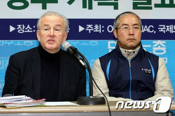 본문 이미지 - 존 에반스 OECD노동조합 자문위원회 사무총장(왼쪽)이 20일 오전 서울 중구 정동 민주노총 대회의실에서 열린 국제노동계 한국정부의 노동인권 탄압 규탄 및 향후 계획 발표 기자회견에 참석해 국제노동계 입장을 발표하고 있다. 오른쪽은 신승철 민주노총위원장. © News1 이광호 기자