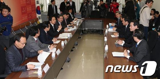 본문 이미지 - 새누리당과 정부가 20일 오후 서울 여의도 국회에서 당정협의를 갖고 신용카드사 개인정보 유출 사고에 대한 재발방지대책을 논의하고 있다. 2014.1.20/뉴스1 © News1   허경 기자