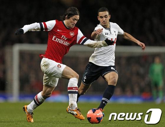 본문 이미지 - 토트넘의 미드필더 나빌 벤탈렙&#40;20·오른쪽&#41;이 브라질월드컵 최종 23인에 포함됐다. © AFP=News1 