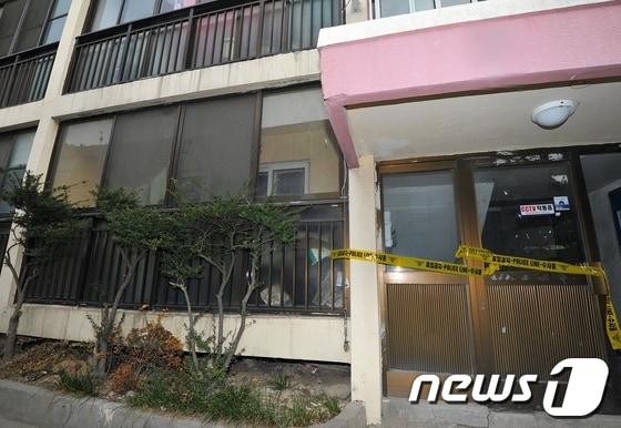 본문 이미지 - 울산 남부경찰서는 자신을 무시한다는 이유로 고종사촌 동생을 살해한 이모(24)씨를 붙잡아 조사 중이다. 사진은 사건이 발생한 아파트의 모습. © News1 노화정 기자  