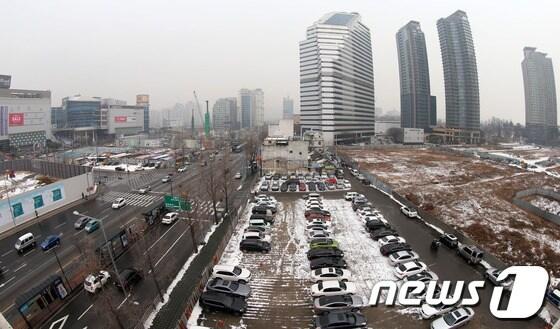 본문 이미지 - 강제철거에 맞선 농성자 5명과 이를 진압하던 경찰 특공대원 1명의 목숨을 앗아간 '용산 참사' 5주기를 맞은 20일 서울 용산구 남일당 건물터 일대 용산4구역 부지가 주차장으로 이용되고 있다. 이 자리에는 아파트 모델하우스가 들어설 예정이다. 2014.1.20/뉴스1 © News1   한재호 기자