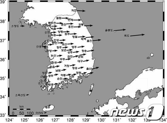 본문 이미지 - 우리나라 위치변화. 주:화살표의 크기는 변동량, 지역명은 위성기준점 위치/제공=국토부© News1 