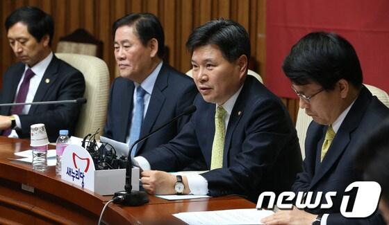 본문 이미지 - 홍문종 새누리당 사무총장이 21일 오전 서울 여의도 국회에서 열린 원내대책회의에서 발언을 하고 있다. 2014.1.21/뉴스1 © News1 송원영 기자