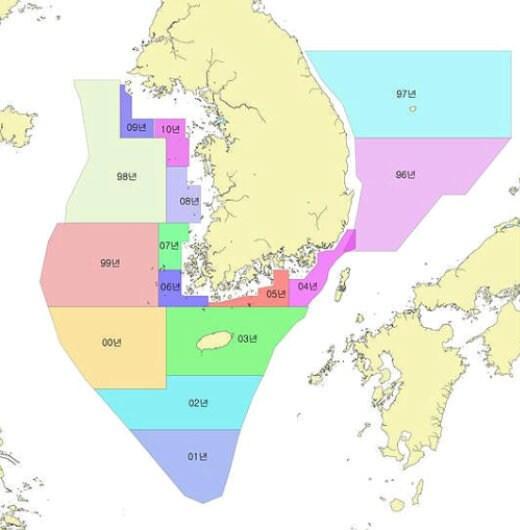 본문 이미지 - 국립해양조사원이 1996년부터 2010년까지 조사한 ‘관할해역 조사구역도’/자료=해양수산부© News1  