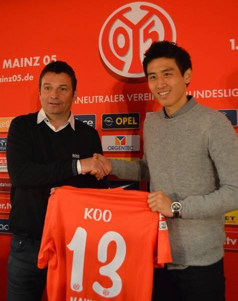 본문 이미지 - 마인츠 공식 입단식에서 구자철&#40;25&#41;이 마인츠 유니폼을 들어보이고 있다.&#40;사진-마인츠 구단 공식 홈페이지&#41;© News1  