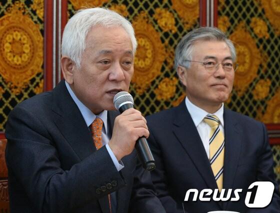 본문 이미지 - 김한길 민주당 대표가 21일 오후 서울 여의도 한 식당에서 열린 민주당 상임고문단 오찬 간담회에서 인사말을 하고 있다. 2014.1.21/뉴스1 © News1   송원영 기자