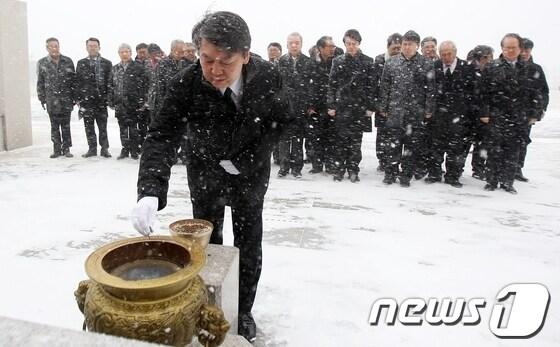 본문 이미지 - 안철수 무소속 의원이 21일 오전 창당설명회를 앞두고 제주 4.3평화공원을 찾아 분향하고 있다. 2014.1.21/뉴스1 © News1 이상민 기자