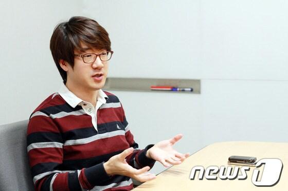 본문 이미지 - 서울대 출신 천재해커 이두희. 그는 국내 온라인 쇼핑업체의 70~80%s는 해킹에 무방비 상태라며 온라인결제 인증방식의 국제 표준화를 더 이상 지체해서는 안된다고 충고했다.© News1  