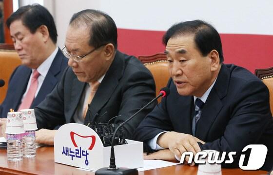 본문 이미지 - 이재오 새누리당 의원(오른쪽). 2014.1.22/뉴스1 © News1 송원영 기자