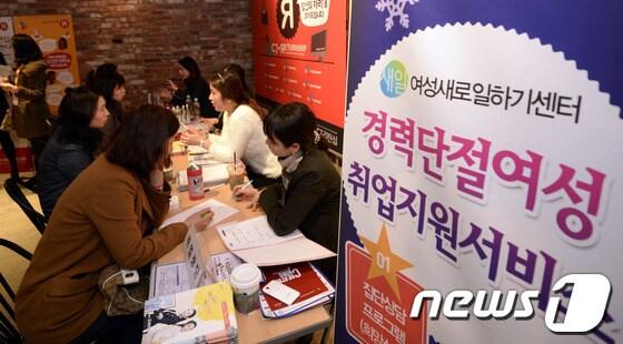 본문 이미지 - 22일 오전 서울 CGV 여의도에서 열린 경력단절 여성 재취업 프로젝트 &#39;CJ 리턴십&#39; 2014년 상반기 채용설명회 상담 카페에서 취업준비생들이 상담을 받고 있다.이번 설명회에서 CJ 그룹 인사팀은 상반기 리턴십의 지원방법과 채용절차, 채용직무, 처우 등을 알렸으며 이어 여성새로일하기센터 담당자가 여성가족부의 재취업 관련 프로그램에 대해 설명했다. 2014.1.22/뉴스1 © News1   안은나 기자