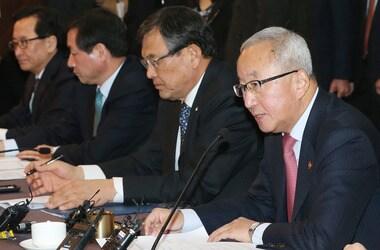 본문 이미지 - 현오석 경제부총리가 22일 오전 서울 여의도 국회 귀빈식당에서 열린 신용카드사의 개인정보 대량유출 사태와 관련 당정협의에서 인사말을 하고 있다. 2014.1.22/뉴스1 © News1   송원영 기자