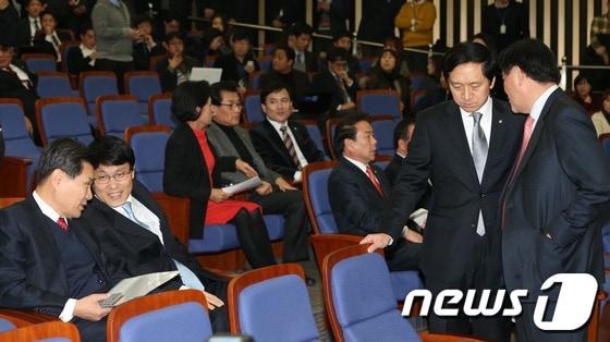 본문 이미지 - 최경환 새누리당 원내대표와 김기현 정책위의장(오른쪽), 홍문종 사무총장과 윤상현 원내수석부대표가 22일 오후 서울 여의도 국회에서 열린 의원총회에서 각각 대화를 하고 있다. 2014.1.22/뉴스1 © News1 송원영 기자