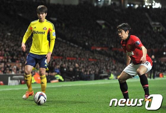 본문 이미지 - 23일(한국시각) 영국 올드 트래포드에서 펼쳐진 2013-14 캐피탈원컵 4강 2차전 맨체스터 유나티드와 선덜랜드의 경기에서 기성용(왼쪽)이 카가와 신지를 상대로 드리블을 시도하고 있다. © AFP=News1   주성호 인턴기자