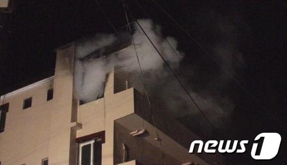 본문 이미지 - 22일 오후 11시 31분께 경남 양산시 하북면 모 여관 4층 객실에서 발생한 화재현장.<경남소방본부 제공> © News1 