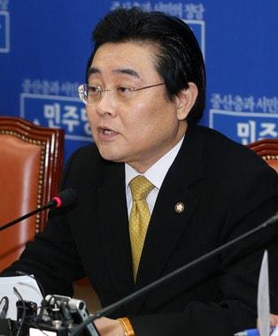 본문 이미지 - 전병헌 민주당 원내대표가 23일 오전 서울 여의도 국회에서 열린 고위정책회의에서 모두발언을 하고 있다. 2014.1.23/뉴스1 © News1 오대일 기자