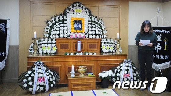 본문 이미지 - 23일 원주 귀래 사랑의 집 피해자 故 장성희씨의 장례식이 사망 12년 만에 거행됐다. 사건 가해자인 귀래사랑의 집 장 원장의 방치로 차디찬 영안실에 갇혀 있던 장씨가 사진 속에서 활짝 웃고있다.2014.1.23/뉴스1 © News1 권혜민 기자