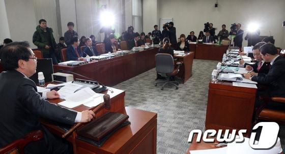 본문 이미지 - 23일 오전 서울 여의도 국회에서 열린 정치개혁특별위원회 지방선거관련법소위원회에서 백재현 소위원장이 의사봉을 두드리며 안건을 상정하고 있다.새누리당은 22일에 열린 의원총회에서 지난 대선에서 박근혜 대통령의 대선 공약이었던 기초선거 정당공천 폐지 논의와 관련해 결론을 내지 못한 채 국회 정개특위에 권한을 위임키로 했다. 2014.1.23/뉴스1 © News1 허경 기자