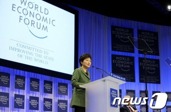 본문 이미지 - 박근혜 대통령이 22일 오후 (현지시간) 스위스 다보스에서 열린 '제44차 세계경제포럼(WEF) 연차총회'에서 '창조경제와 기업가 정신'을 주제로 개막연설을 하고 있다. (청와대) 2014.1.23/뉴스1 © News1 박철중 기자 
