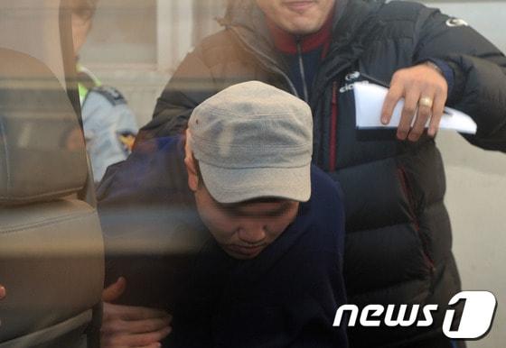 본문 이미지 - 평소 자신을 무시한다는 이유로 고종사촌 동생을 전기톱으로 살해한 이모(25)씨가 23일 오후 울산시 남구 자신의 아파트에서 현장검증을 마치고 경찰 이송차로 오르고 있다.  이씨는 지난 19일 고종사촌 동생 김모(23)씨를 자신의 아파트로 불러들여 수면제를 먹인 뒤 전기톱을 휘둘러 무참히 살해한 혐의를 받고 있다. 2014.1.23/뉴스1 © News1   노화정  기자