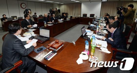 본문 이미지 - 박만 방송통신심의위원장이 23일 오후 서울 목동 방송통신심의위원회에서 열린 전체회의를 주재하고 있다. 이번 전체회의에서는 ‘박근혜 비하 리트윗’ 논란을 빚은 임순혜 보도교양방송특위 위원에 대한 해촉 관련 논의가 진행된다. 2014.1.23/뉴스1 © News1   손형주 기자