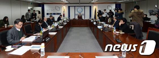 본문 이미지 - 박만 방송통신심의위원장이 23일 오후 서울 목동 방송통신심의위원회에서 열린 전체회의를 주재하고 있다.이번 전체회의에서는 ‘박근혜 비하 리트윗’ 논란을 빚은 임순혜 보도교양방송특위 위원에 대한 해촉 관련 논의가 진행된다. 2014.1.23/뉴스1 © News1   손형주 기자