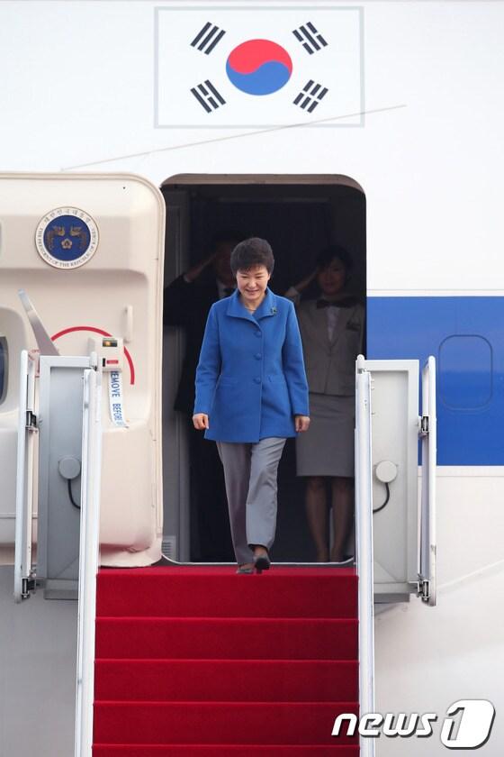 본문 이미지 - 박근혜 대통령이 7박9일 간의 인도·스위스 순방을 마치고 23일 오후 서울공항을 통해 귀국해 전용기를 나서고 있다. 2014.1.23/뉴스1 © News1   한재호 기자