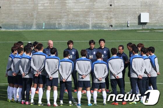 본문 이미지 - 축구 국가대표팀이 북중미의 복병 코스타리카와 평가전을 앞두고 24일 미국 캘리포니아주 LA 메모리얼 콜리세움 경기장에서 훈련을 하고 있다.홍명보 감독이 선수들에게 훈련에 관한 설명을 하고 있다.2014.1.24/뉴스1 © News1   &#40;로스앤젤레스&#40;미국&#41;=뉴스1&#41; 이광호 기자