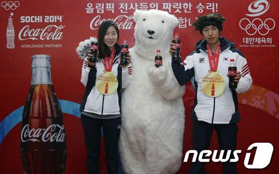 본문 이미지 - 바이애슬론 문지희, 이인복 선수가 2014년 소치 동계올림픽 결단식 행사에서 포토타임을 갖고 있는 모습. (한국 코카콜라 제공) 2014.1.24/뉴스1 © News1 