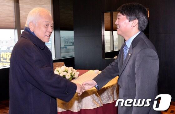 본문 이미지 - 김한길 민주당 대표와 신당 창당을 앞둔 안철수 의원이 24일 서울 여의도 한 식당에서 열린 비공개 오찬회동에서 인사를 나누고 있다. 2014.1.24/뉴스1 © News1 오대일 기자