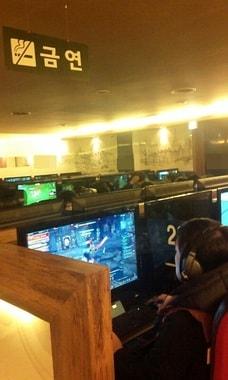 본문 이미지 - PC방 흡연 단속 4주째인 23일 대전 서구 월평동 한 PC방에서 이용객이 담배를 피우고 있다.© News1 안은필 기자 