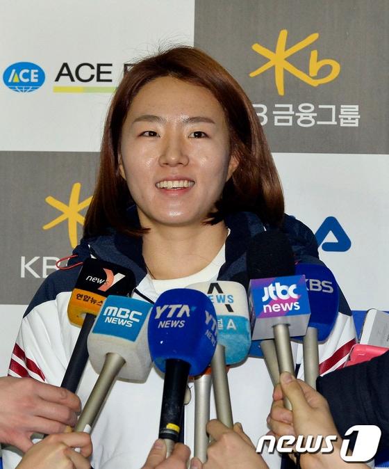 본문 이미지 - 이상화 스피드스케이팅 국가대표 선수가 2014 소치 동계올림픽을 앞두고 전지훈련을 위해 25일 오전 인천국제공항을 통해 네덜란드 히렌빈으로 출국하며 취재진과 인터뷰를 하고 있다.2014.1.25/뉴스1 © News1   최영호 기자